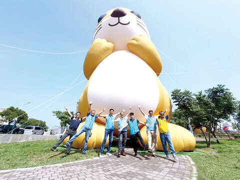 14米巨型阿特氣偶展演裝置。（呂肇中攝）