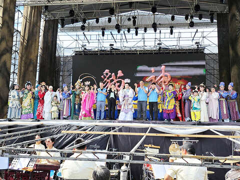 明華園金門演出彩排，表演團隊合影。（許峻魁攝）