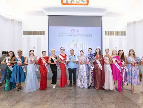 金門縣副縣長李文良(前排圖左)贈送特製金酒給到訪的城市小姐(圖片來源：中華全球城市選拔協會)