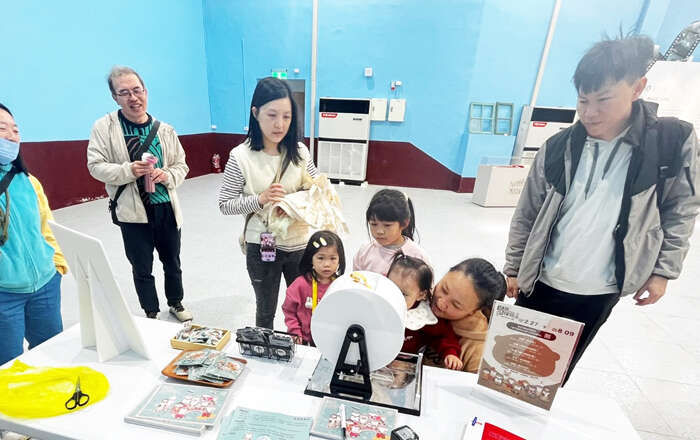 「水獺阿特快閃」互動體驗,3─6月週六於金沙戲院領卡集章,集滿2章即可抽好禮。(縣府提供)