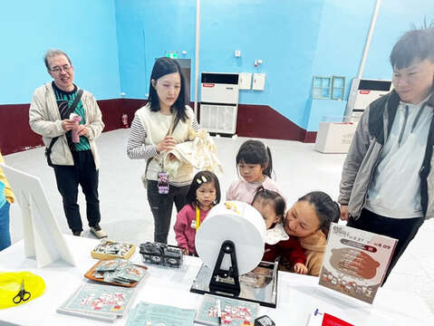 「水獺阿特快閃」互動體驗,3─6月週六於金沙戲院領卡集章,集滿2章即可抽好禮。(縣府提供)