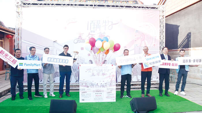 「2026金门购物嘉年华」主档期活动於後浦十六艺文特区热闹登场,吸引大批民众携家带眷前往参与。(庄焕宁摄)