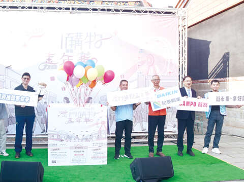 「2026金门购物嘉年华」主档期活动於後浦十六艺文特区热闹登场,吸引大批民众携家带眷前往参与。(庄焕宁摄)
