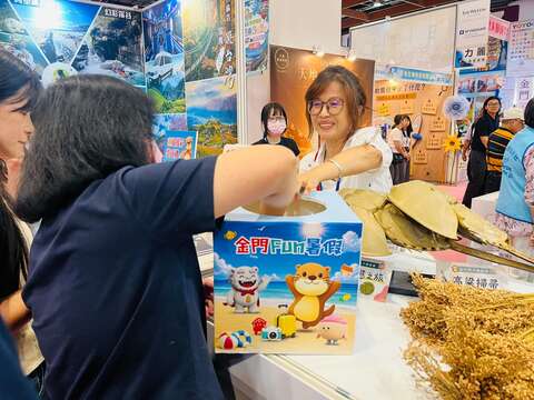 金門館推出的「消費滿額3重好禮」，讓買氣炒熱現場1。
