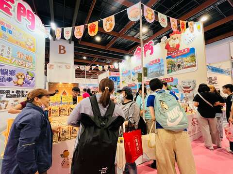 金門館活動熱鬧，業者祭出多元旅遊超值產品，吸引滿滿民眾1
