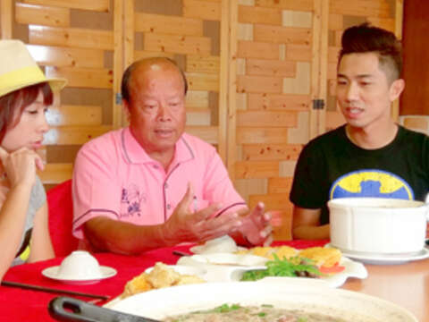 主持人採訪餐廳老闆