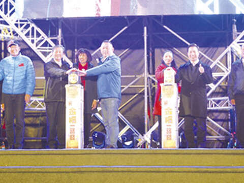 「金福一路發－2018金門跨年晚會」盛大舉行，縣長陳福海與議長洪麗萍、立委楊鎮浯與縣府團隊及鄉鎮長到場和民眾同歡，共同啟動晚會儀式，並向大家賀年，現場氣氛熱鬧滾滾。