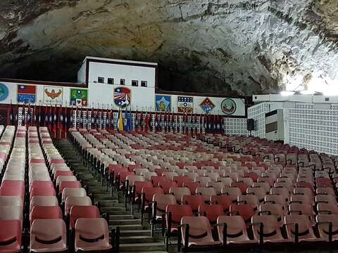 金防部擎天廳內部因實施整修工程暫停對外開放，但於一月八日起至三月三十一日止，原預約團體、散客部份只開放「排雷紀實館」跟「明德公園」行程。