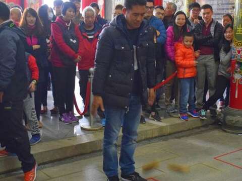 烈嶼鄉春節擲筊送轎車