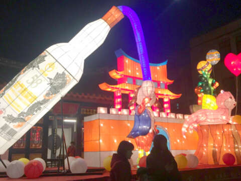 「2018金門元宵燈會」即將於3月16日結束，文化局歡迎民眾把握機會前往欣賞。圖為展出的副燈「春來福旺慶金喜、世界第一顯尊貴」。