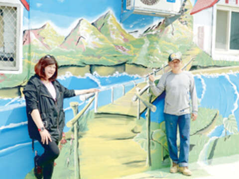 謝奇龍(右)應烈嶼鄉代會副主席洪燕玉(左)之邀，為自宅進行3D彩繪。