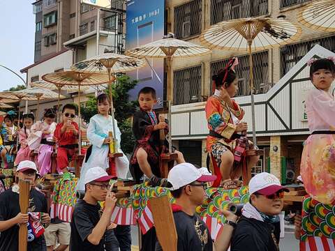 親子蜈蚣座遊行 為迎城隍暖身