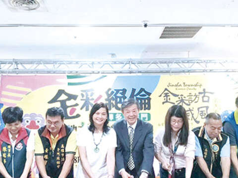 「金彩絕倫－地方美食物產特搜」在南台灣漢神巨蛋購物廣場舉辦，金門縣政府秘書長林德恭（左五）、金門縣工業會理事長陳緣姿（左四）與貴賓一起主持剪綵。