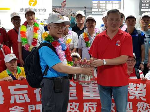 老兵返金遊 喝酒沒在怕 對喝沒輸過 金門縣政府配合823砲戰60週年紀念，推出「2018戰地主題推廣活動-老兵召集令獎勵計畫」號召老兵返金旅遊，獲得老兵熱烈響應。