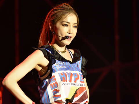 姐姐 驚艷金門 金寧鄉公所辦理的2018QUEMOY國際海島音樂季后湖場開幕！謝金燕在首日「驚艷在金門」主題日當天登台獻唱引起轟動。