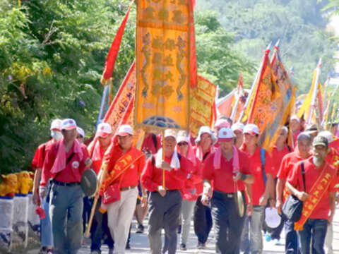 大膽島北安寺7神尊經萬安堂三忠廟五尊神明護送，返回大膽島安座，百位信眾參與，並邀駐軍合力完成安座儀式及獻祝大典，過程順利圓滿。