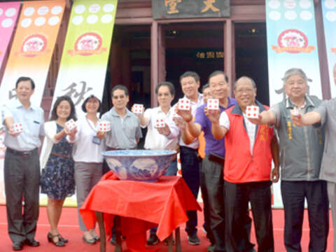 2018金門中秋博狀元餅活動由縣府參議許寬、福建省政府秘書長翁明志及到場縣府主管、議員、鄉鎮長等貴賓一同敲鑼開骰。