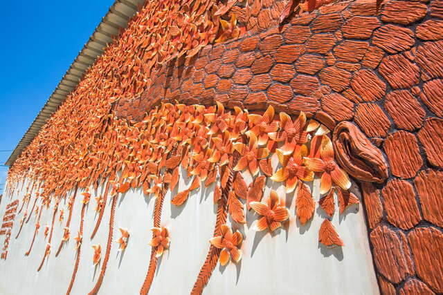 以传统砖土窑烧制成的花砖墙