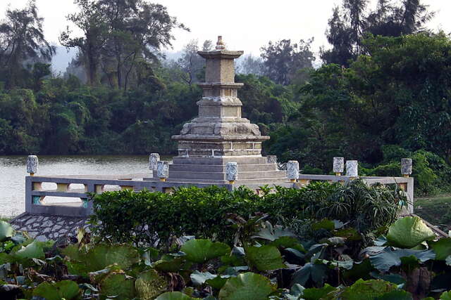 水尾塔坐落於蓮花池上
