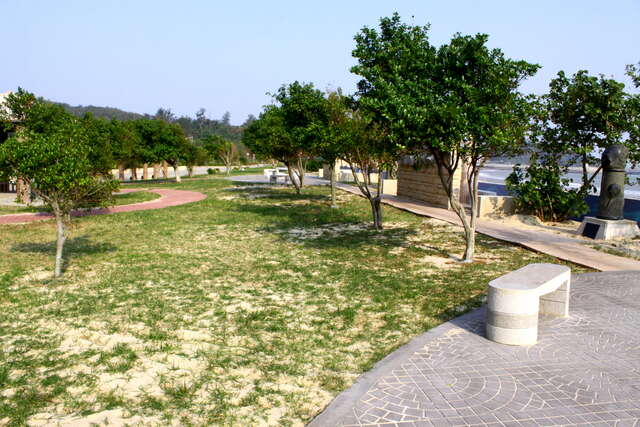 东林海滨公园的绿树和草坪