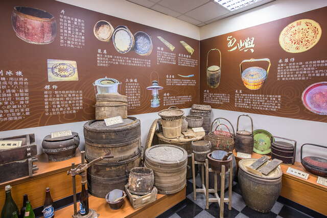 文化馆内展示从前人们使用的食器