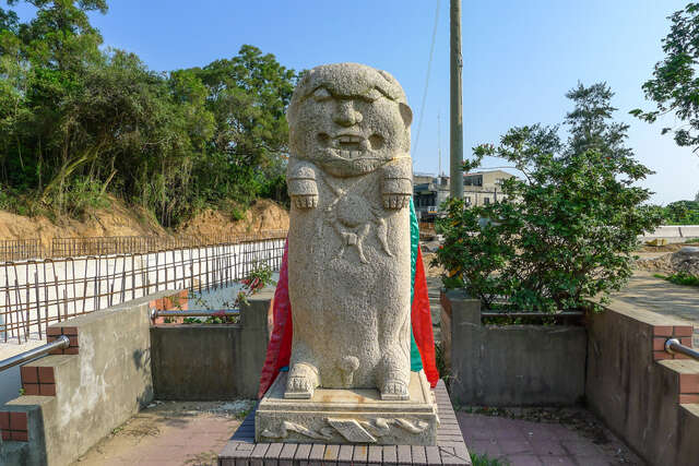 山外風獅爺(148公分；石雕、立姿雌獅)
