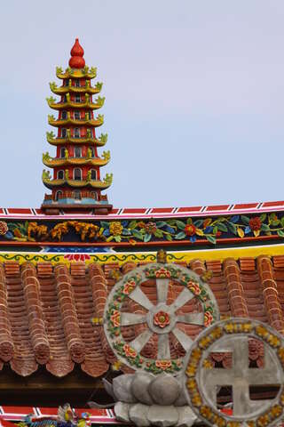 象山金剛寺 屋頂上各種佛教法器式樣