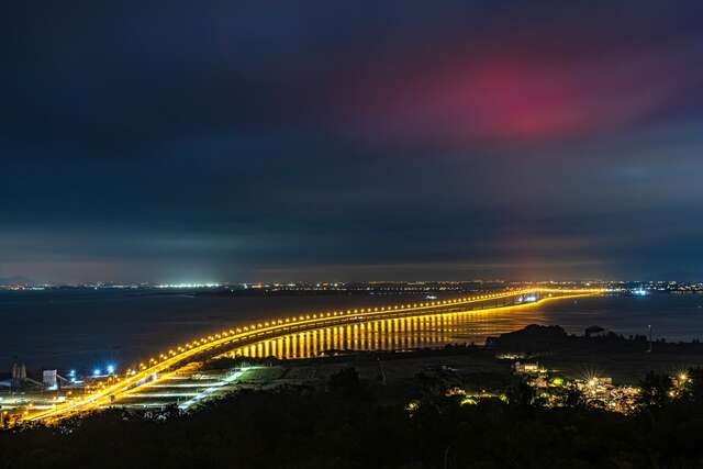 夜晚自烈嶼制高點拍攝的金門大橋像條火龍