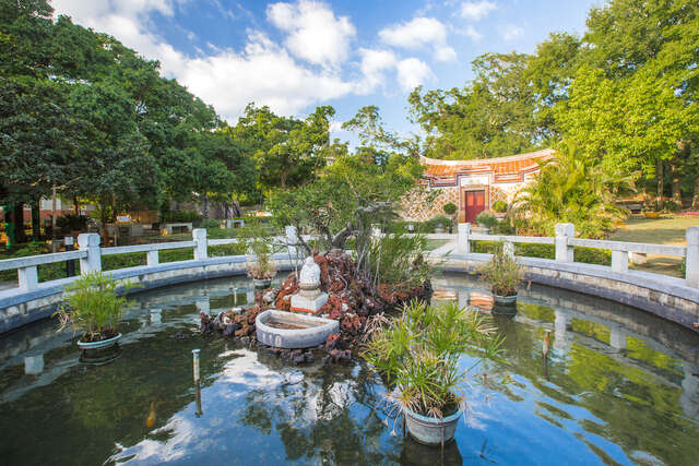 慰廬前方的圓形池塘