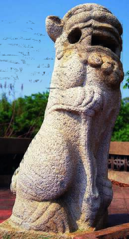 北山石雕風獅爺自然流暢的線條，是這尊石獅爺最令人激賞之處