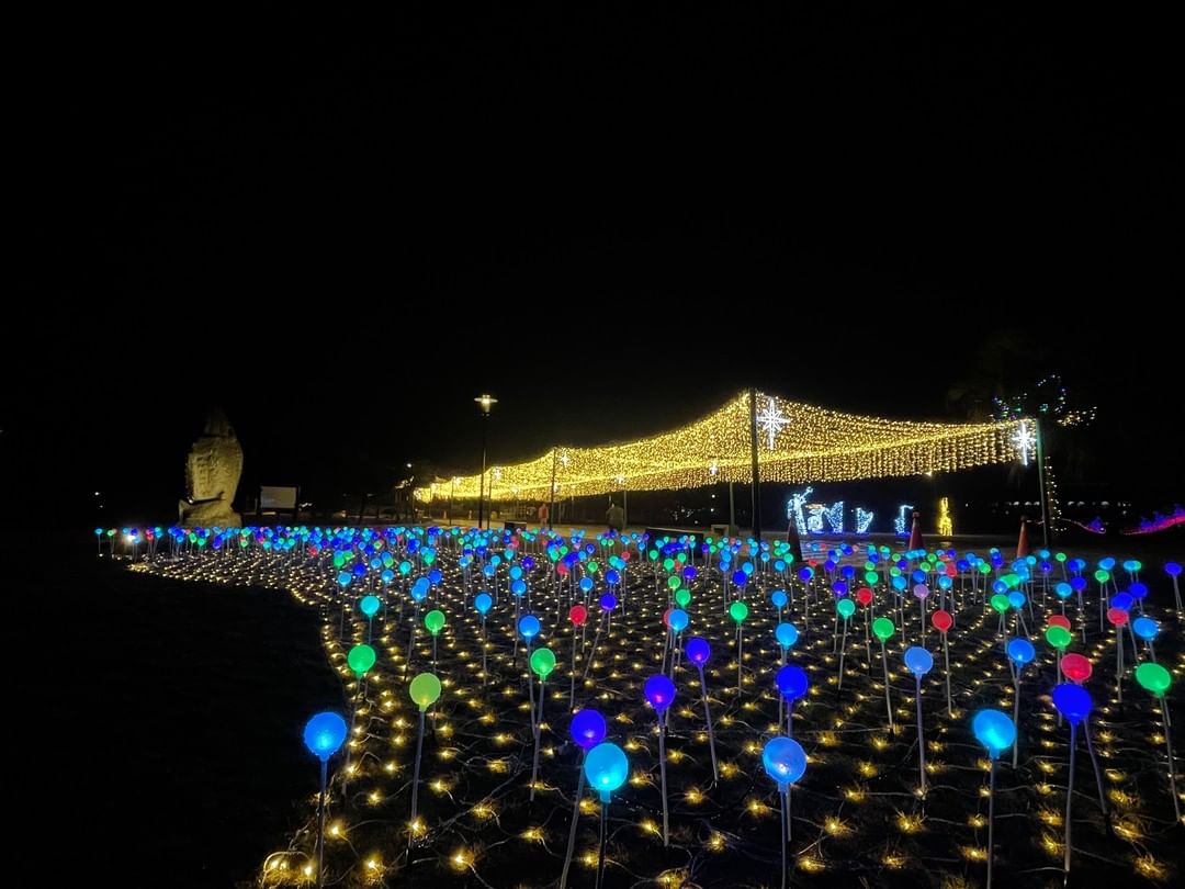 叮叮噹～叮叮噹
#金門石雕公園 的聖誕燈飾正式點燈啦！
快來一起感受浪漫聖誕氣氛
-
在你的照片上標註# 或 @kinmentra...