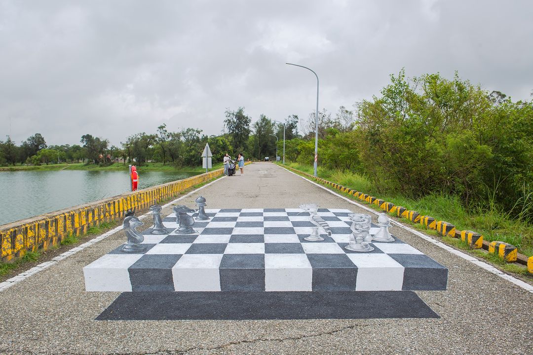 漂浮棋盤
畫家 #薏米 在太湖遊憩區的第三個彩繪作品完工了！這次的作品 #漂浮棋盤 融入了金門特色元素，#風獅爺、#水獺、#戴勝 ...