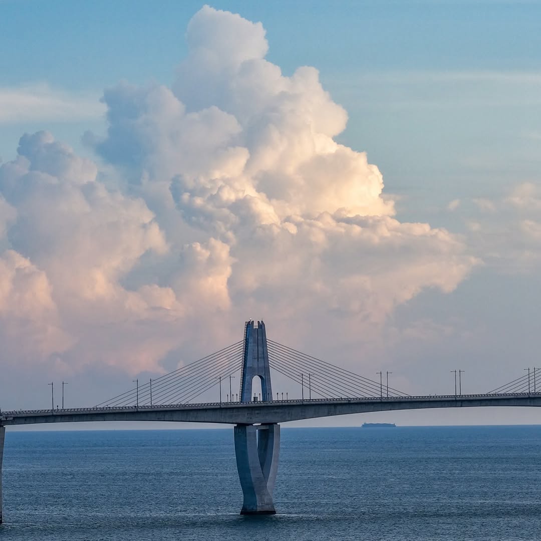 金門大橋
金門大橋配上超壯觀的積雨雲,陽光灑下來的那一刻形成療癒畫面。
夏天的金門,天空時常上演驚喜畫面!
-
感謝 @knhwe...