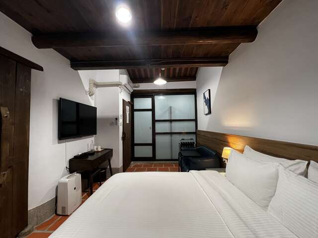 F7115628-8E5D-4A21-AB01-B23E3E3B3BB8 - 張慕白