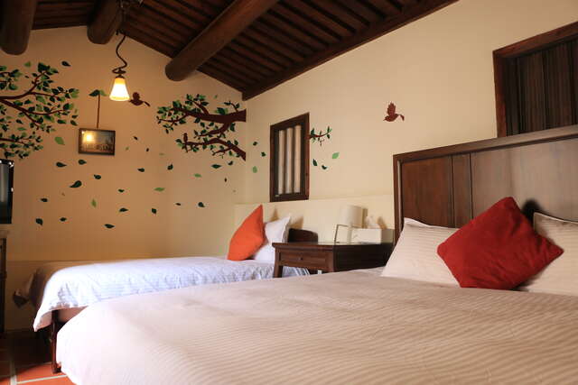 DDB2FC30-6F0C-4273-8B57-A39FBD2FC47C - James lee