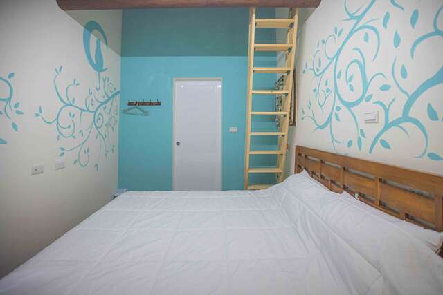 木製樓梯可上閣樓