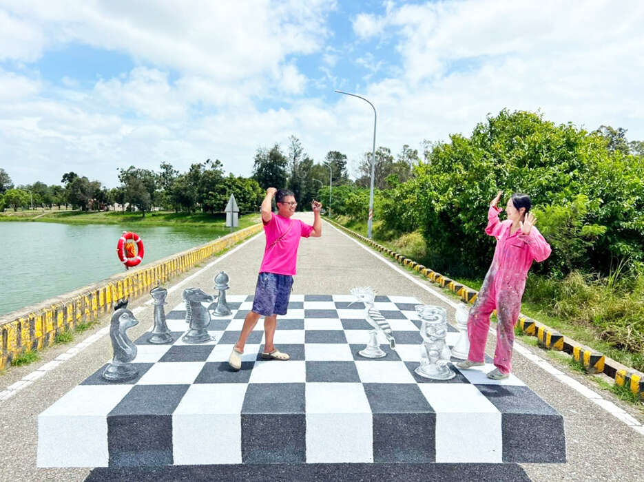 太湖旁堤岸又多了新的打卡景點「漂浮西洋棋盤」。(金湖鎮公所提供)