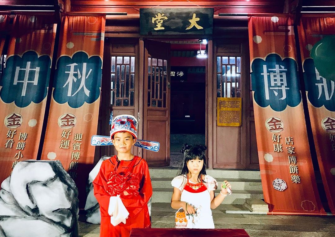 Try on the history costumes for free，the whole family can work to...