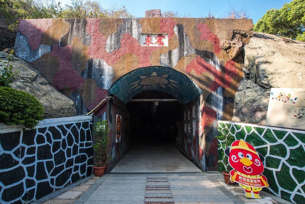 金門景點：獅山砲陣地、金城民防坑道、擎天廳、馬山坑道、烈嶼南山頭坑道、瓊林養拙樓坑道為密閉式展示及體驗空間，因應武漢肺炎之疫情急劇...