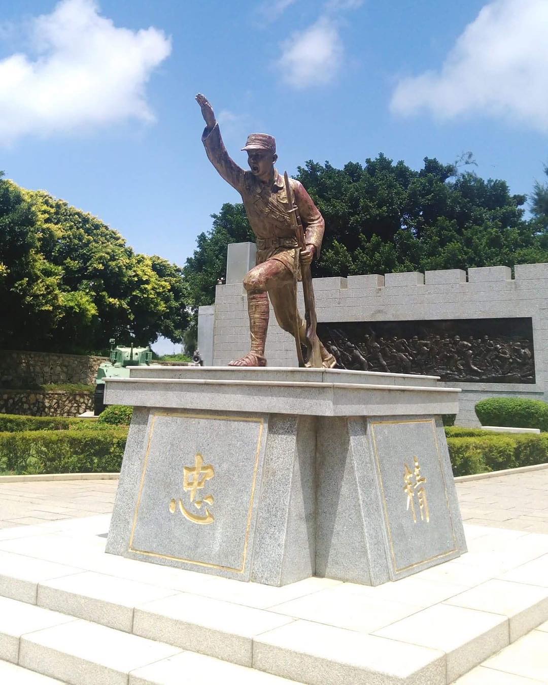 【古寧頭戰史館】
以前在歷史課本上讀到古寧頭戰役，
現在來金門玩，怎麼可以不來參觀一下古寧頭戰史館呢?
這場三天三夜的激戰，展館藉...