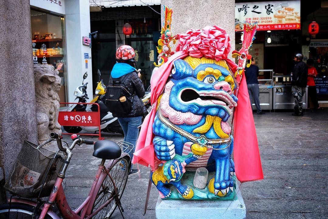 石獅仙姑
在邱良功母節孝坊前有四尊石獅，其中一尊為彩繪的石獅，大家知道為什麼只有祂是彩色的嗎？
-
因為祂是管全金門風獅爺的獅王爺...