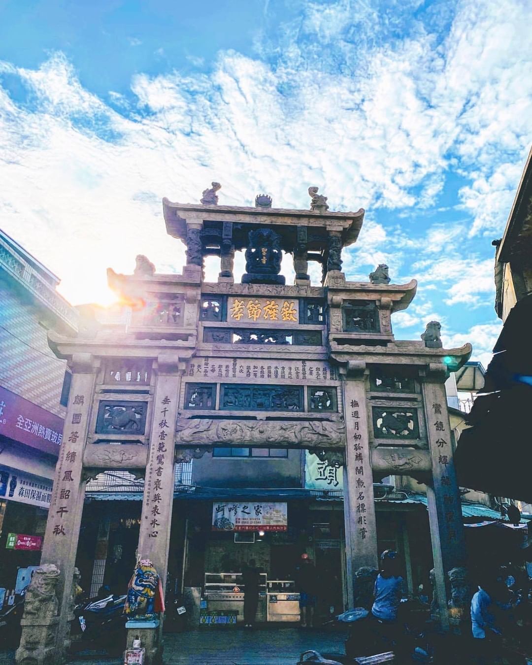 邱良功母節孝坊位於金城鎮東門，建於1812年，是台澎金馬地區規模最大且保存最完整的牌坊，也是金門的國定古蹟。
-
The Chas...