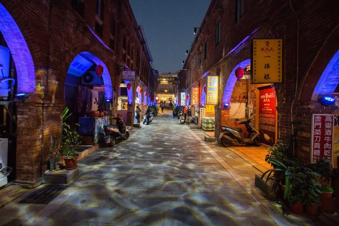 模範街
夜晚的模範街多了沉浸式光環境，夢幻光影效果陪伴前來逛街購買美食的旅人，適合到此散步享受老街之美！
-
到入金專頁尋找更多美...