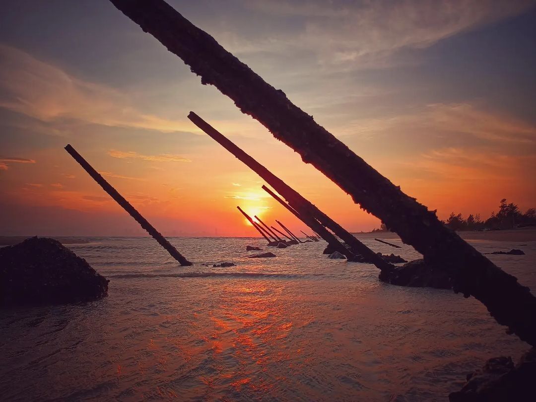 慈湖觀海平台
傍晚時分，橘紅色的夕陽從天邊緩緩落下，彩霞映著對岸廈門的遠景，也揮灑在過去反登陸的「軌條砦」上，形成一幕慈湖特有的景...
