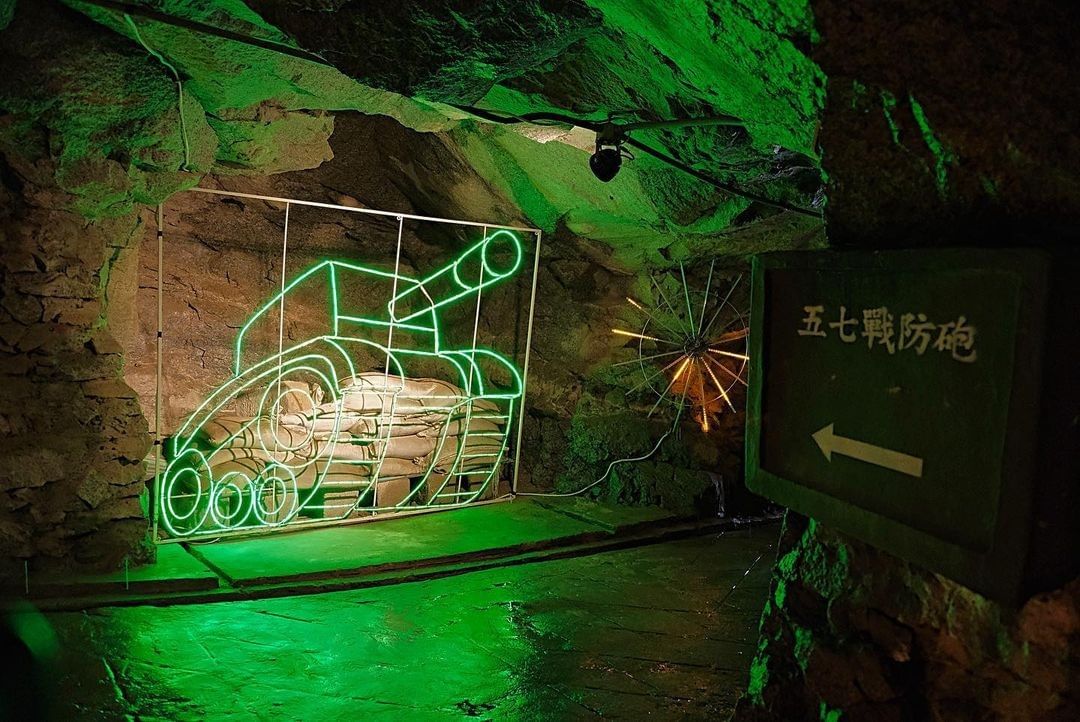 成功坑道
神秘坑道裡的迷幻 #霓虹燈戰車 

由花崗岩盤鑿而成的 #成功坑道，位於熱門景點 #陳景蘭洋樓 前方
一靠近入口就能感受...