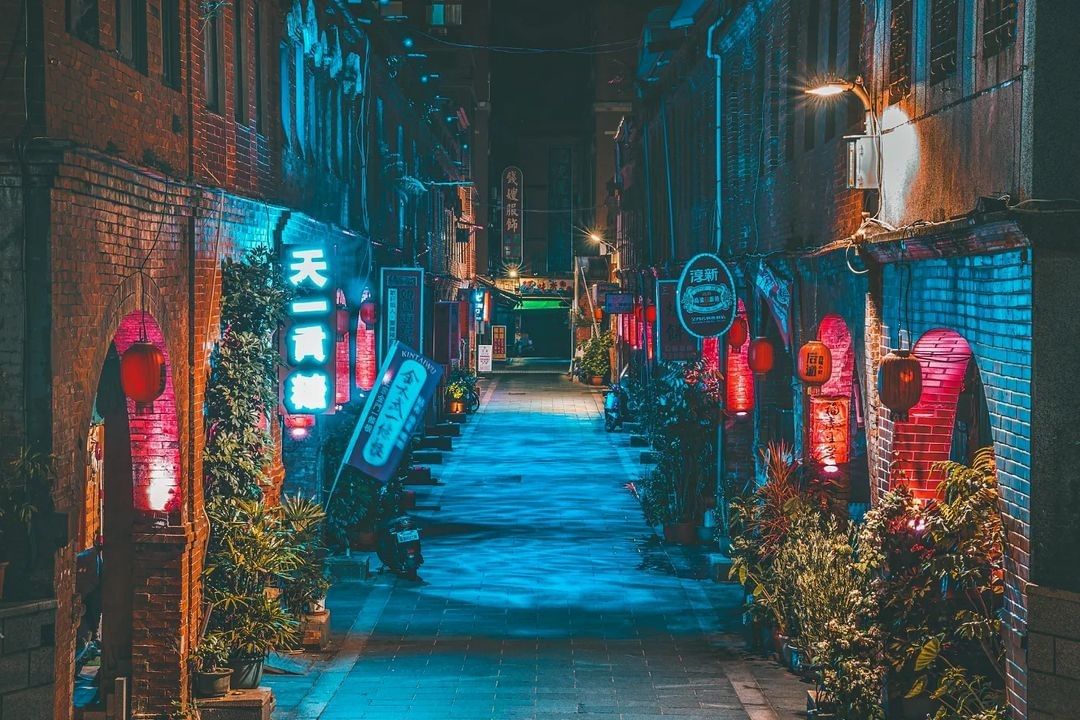 模範街
外觀整齊，古典雅緻，這裡是兼具中西式建築之美的模範街道，被稱為模範街，夜間靜謐美麗的模範街，也別有一番風味。
-
感謝 @...