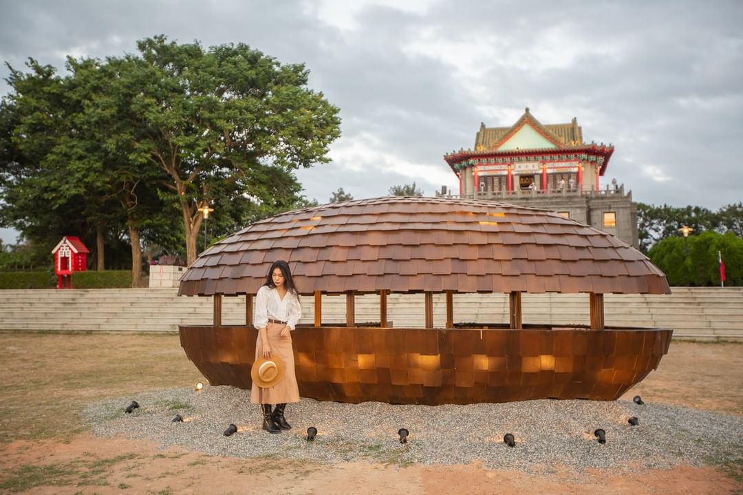 莒光樓
今年金門海洋藝術季活動，其中一座作品 #舟核 位於 #莒光樓 前廣場
無論是金門著名地標莒光樓、作品舟核皆相當好拍！
-
...