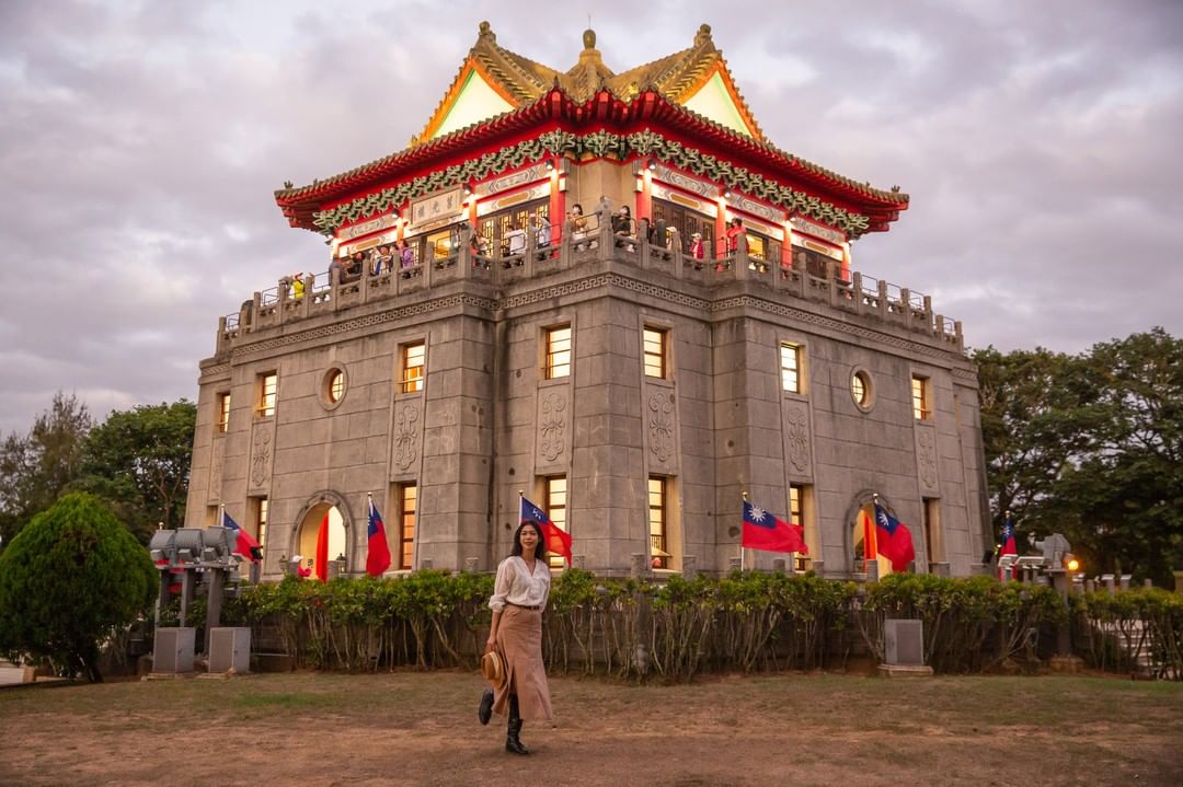 莒光樓
莒光樓做為金門的精神象徵，以中國傳統建築的作法，將傳統城樓放在現代建築的基座之上，宏偉壯觀，來金門必與它合影。
-
在你的...