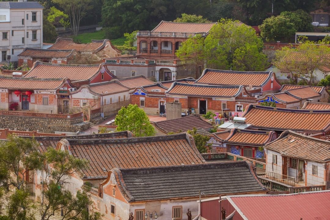 珠山聚落
登上珠山聚落制高點，可俯瞰聚落內整片的閩式建築，建築的紅瓦屋頂，有如一座座連綿的山丘，在此享受靜謐優雅的午後，內心也獲得...