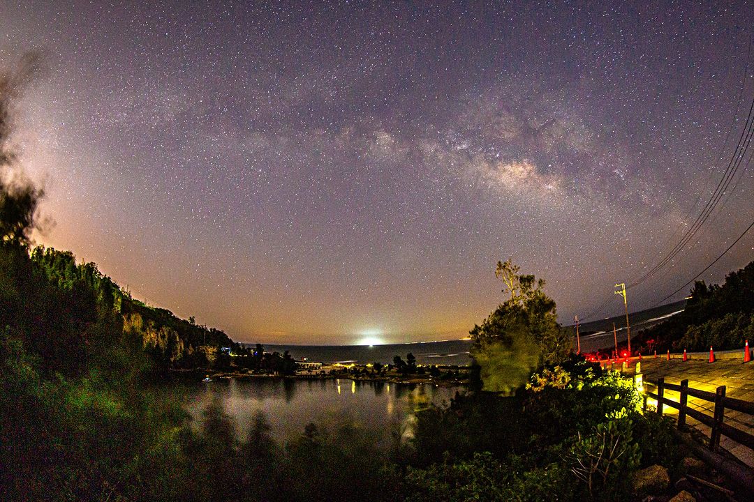 南石滬公園
說到夏季夜間浪漫的行程，絕不能錯過觀賞星空！許多沒有光害的金門海灘及景點，都是夜間觀賞星空的好去處～
-
在你的照片上...
